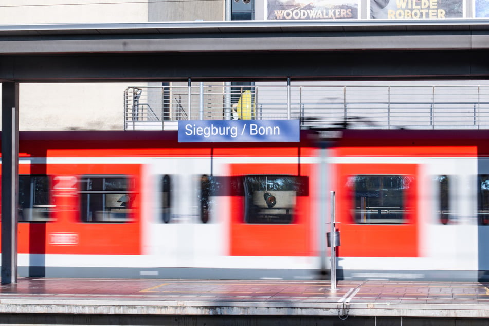 Die 15-Jährige wurde nach dem Unfall am Siegburger Bahnhof in eine Klinik gebracht. (Archivbild)