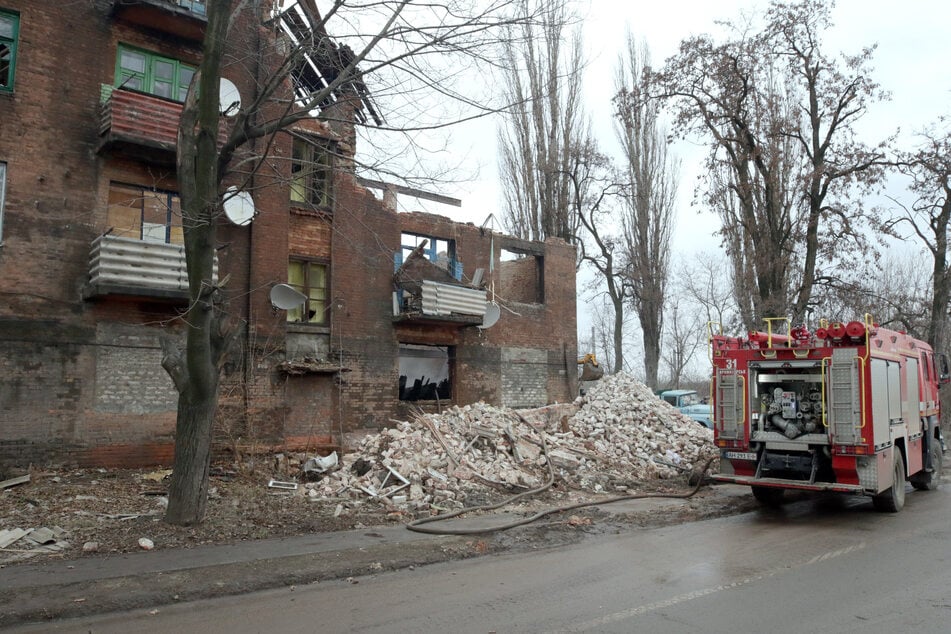 Durch den Einschlag einer Gleitbombe in der Stadt Kramatorsk im ostukrainischen Gebiet Donezk ist nach Behördenangaben ein Mensch ums Leben gekommen, neun weitere wurden verletzt.