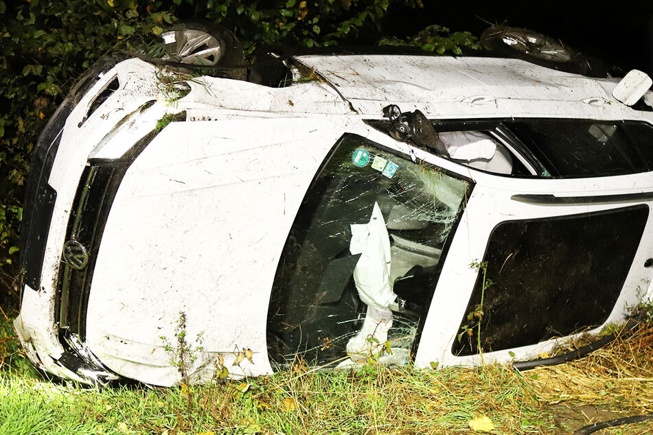 Dieser an dem Crash auf der A67 beteiligte VW wurde offensichtlich von der Autobahn geschleudert.