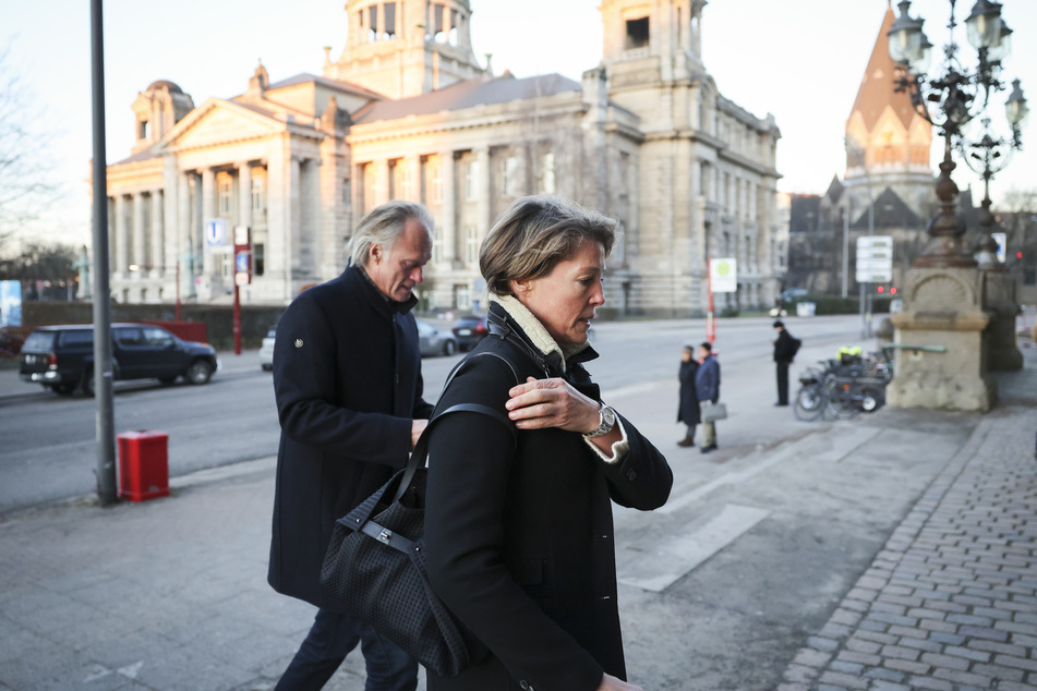 Christina Block (52) kommt am 30. Verhandlungstag zusammen mit ihrem Partner Gerhard Delling (66) beim Hamburger Landgericht an. Der Ex-Sportmoderator ist wegen Beihilfe ebenfalls angeklagt.