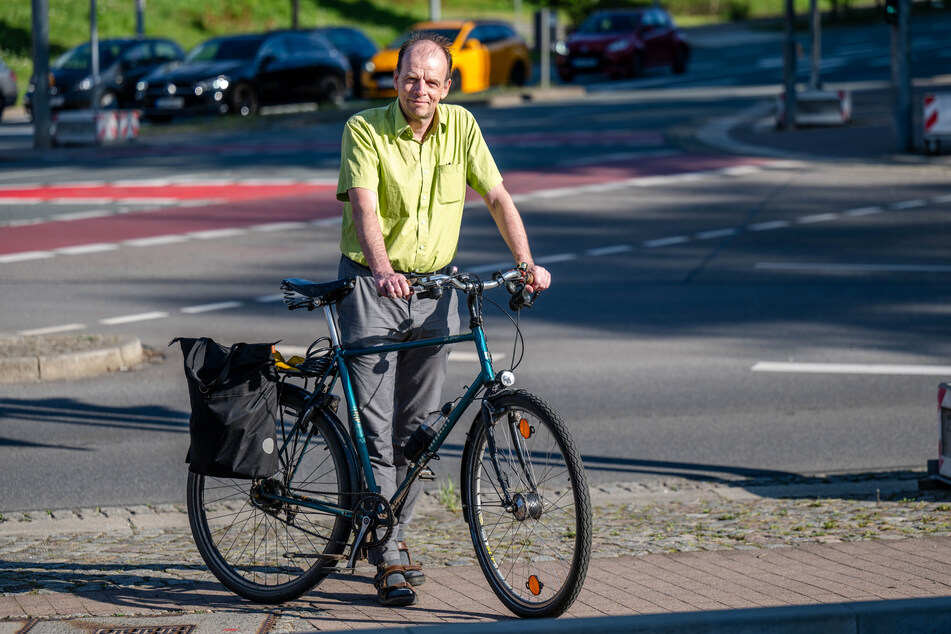 ADFC-Vorsitzender Ralph Sontag (58) verteidigt den neuen Radweg an der Zwickauer Straße.