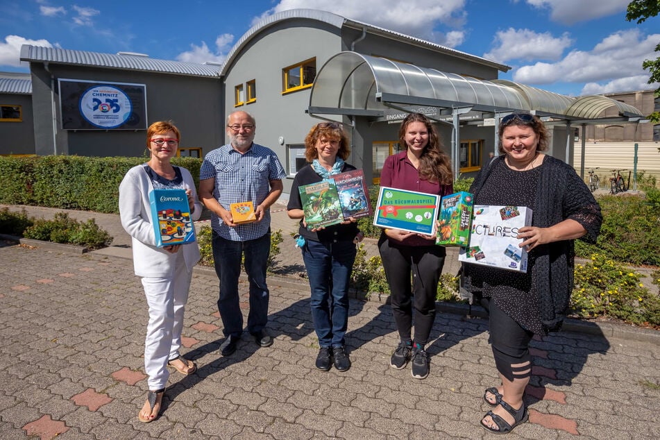 Das Leben ist ein Spiel: Marion Reimann (l.), Vorstand Eberhard Neumann (68), Archivarin Iren Friedrich (54), Sarah-Ann Orymek (25) und Gabriele Orymek (49).