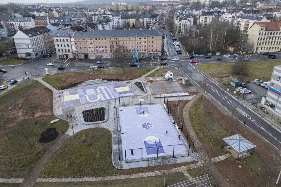 Auf dem neu entstandenen Basketballplatz (o.) und dem sanierten Platz am Konkordiapark gibt es Mängel.