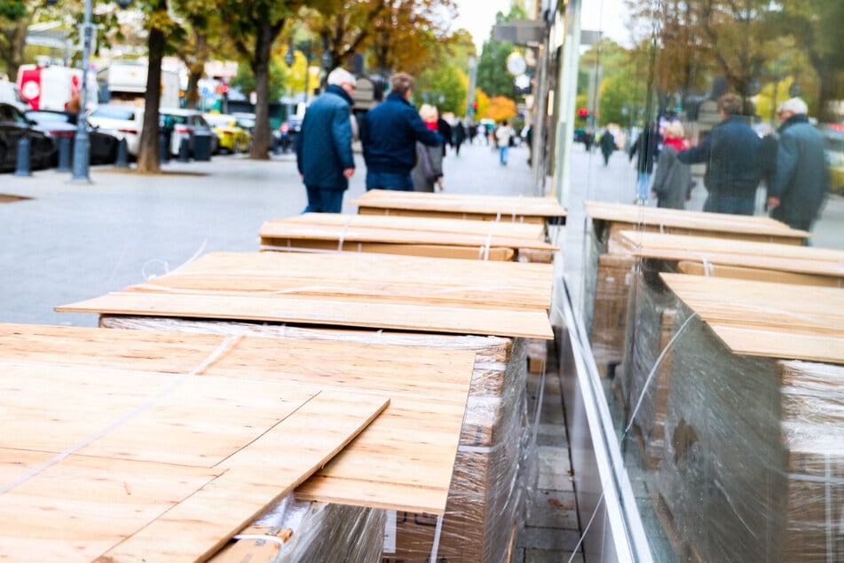 Am Samstag soll in diversen deutschen Städten demonstriert werden. Einige Geschäfte rüsten sich bereits mit Holz-Sperren vor möglichen Verwüstungen.