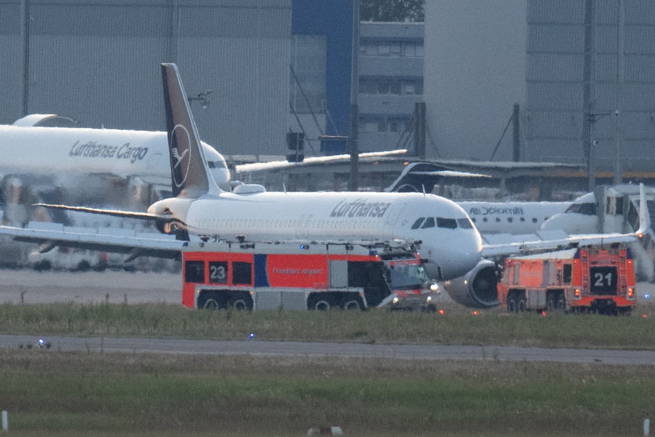 Nachdem das Flugzeug unplanmäßig zum Frankfurter Flughafen zurückkehren musste, rückten unmittelbar Feuerwehrfahrzeuge an.