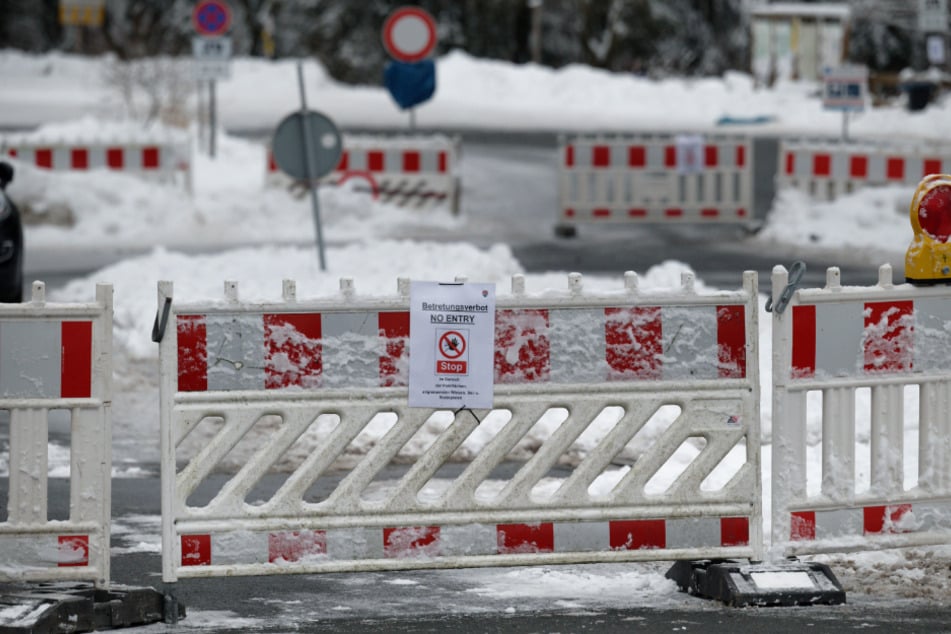 Absperrungen blockieren die Zufahrt zu einem Parkplatz im Skigebiet in Winterberg.