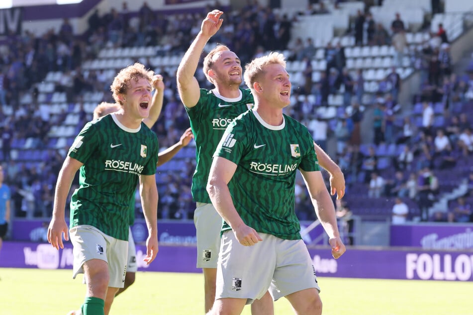 Ausgelassen einen Sieg feiern war für die BSG Chemie Leipzig in dieser Saison bislang nur ein weiteres Mal drin. In Aue gelang der Überraschungs-Sieg.