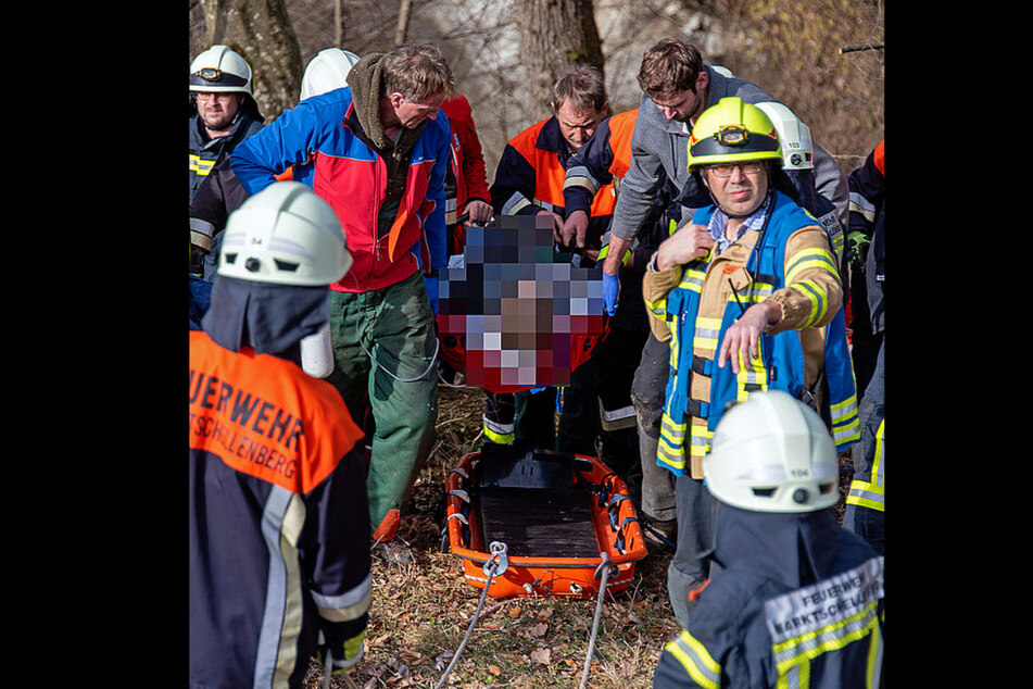 Der Verletzte wurde auf eine Vakuummatratze gelegt.