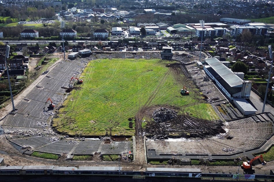 So sah der Casement Park in Nordirland noch im März aus - unvorstellbar, dass darin in vier Jahren ein rauschendes Fußballfest gefeiert werden kann.