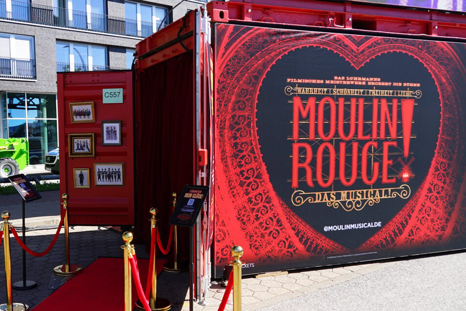 Für die neue Show wird das Theater am Großmarkt aufwendig umgebaut. Einen ersten Vorgeschmack darauf gibt bereits der auffällige Container zum Hafengeburtstag.