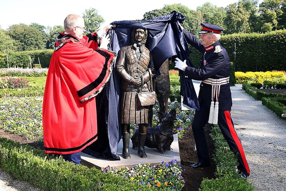 Die von Künstler Anto Brennan geschaffene Statue zum Gedenken an Königin Elisabeth II. wurde in den Antrim Castle Gardens enthüllt.