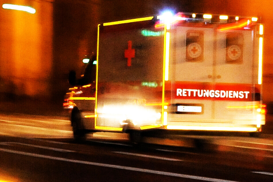 Auf der Flucht vor der Polizei sind bei einem Unfall in Bayern zwei Menschen gestorben, fünf weitere wurden teils schwer verletzt. (Symbolbild)