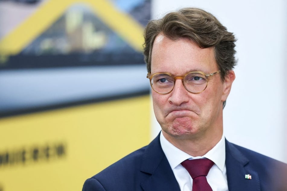NRW-Ministerpräsident Hendrik Wüst (51, Foto) wird immer wieder als möglicher Nachfolger für Bundeskanzler Friedrich Merz (70, beide CDU) genannt.