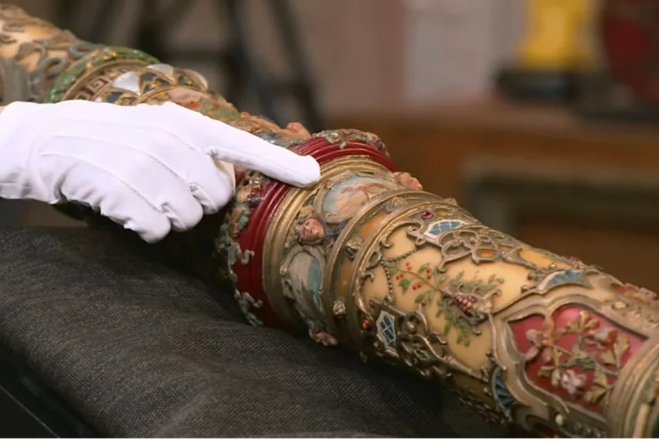 Es handelt sich um eine Wachskerze, die in der Zeit zwischen 1871 und 1889 in Frankreich hergestellt worden ist.