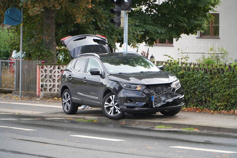 Beide Fahrzeuge erlitten dabei deutliche Schäden. Verletzt wurde laut Polizei jedoch niemand.