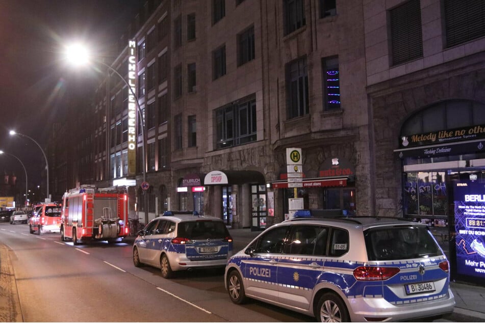 Einsatzfahrzeuge von Polizei und Feuerwehr stehen vor einem Bürokomplex in Berlin-Friedrichshain.