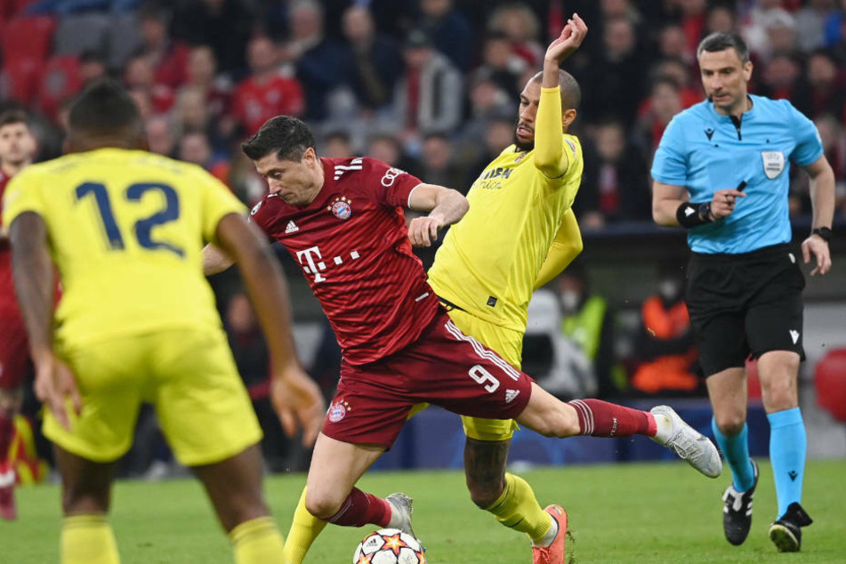 Slavko Vincic (42, r.) pfiff das Viertel-Rückspiel in der Champions League zwischen Bayern München und Villareal. Das 1:1 bedeutete das frühe aus des deutschen Rekordmeisters.