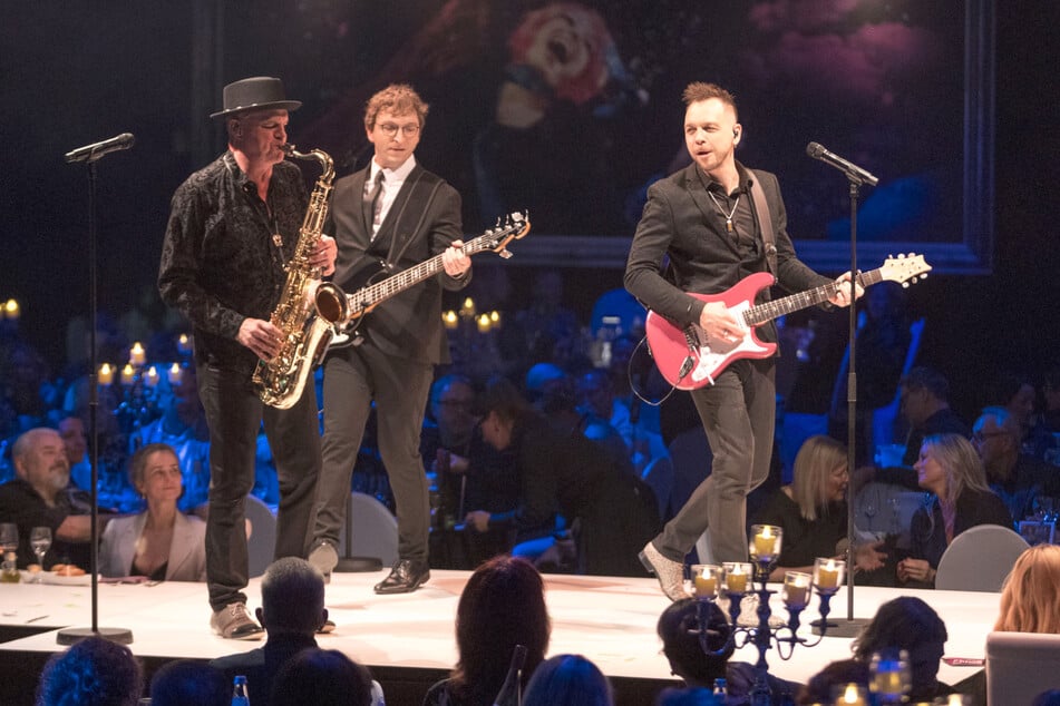 Als Gitarrist begeistert Mazze Wiesner (r.) die Gäste der Dresdner Dinnershow "Moments".