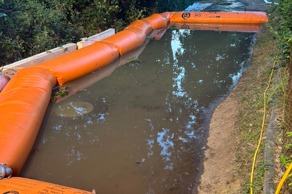 Mitten in der Nacht errichteten dutzende Einsatzkräfte diesen "Biberbau" um die havarierten Leitungen unterm Gulli. Trotzdem floss Abwasser in die Talsperre hinter der Böschung.