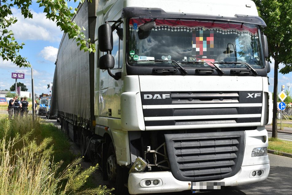 Der Lkw des ungarischen Fahrers, den die Polizei am Montag aus dem Verkehr zog. Der Mann war mit 2,58 Promille unterwegs gewesen und hatte eine Leitplanke beschädigt.