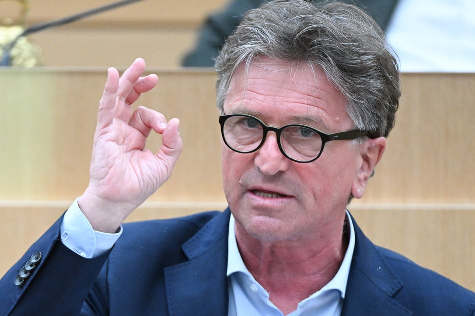 Manfred Lucha (61, Bündnis 90/Die Grünen), Minister für Soziales und Integration in Baden-Württemberg, spricht bei einer Landtagssitzung im Plenum.