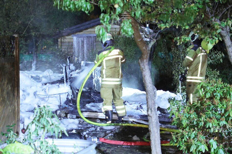 Das Gartenhäuschen brannte trotz Feuerwehreinsatz vollständig nieder.