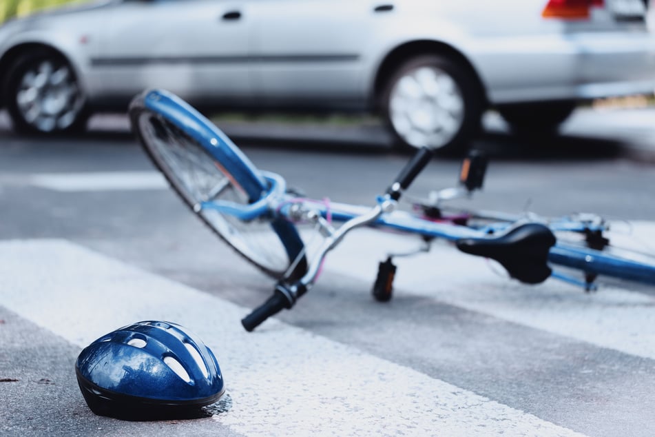Unfallflucht: Radfahrer (34) landet im Krankenhaus, Polizei sucht Zeugen