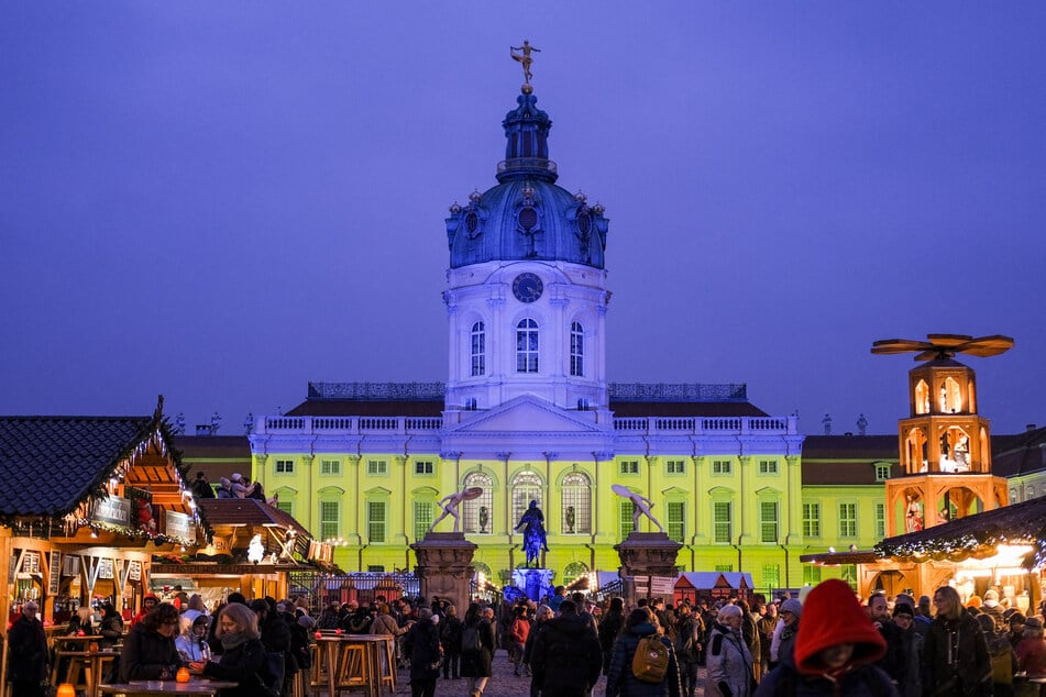 Der Weihnachtsmarkt vor dem Schloss Charlottenburg ist immer einen Besuch wert.