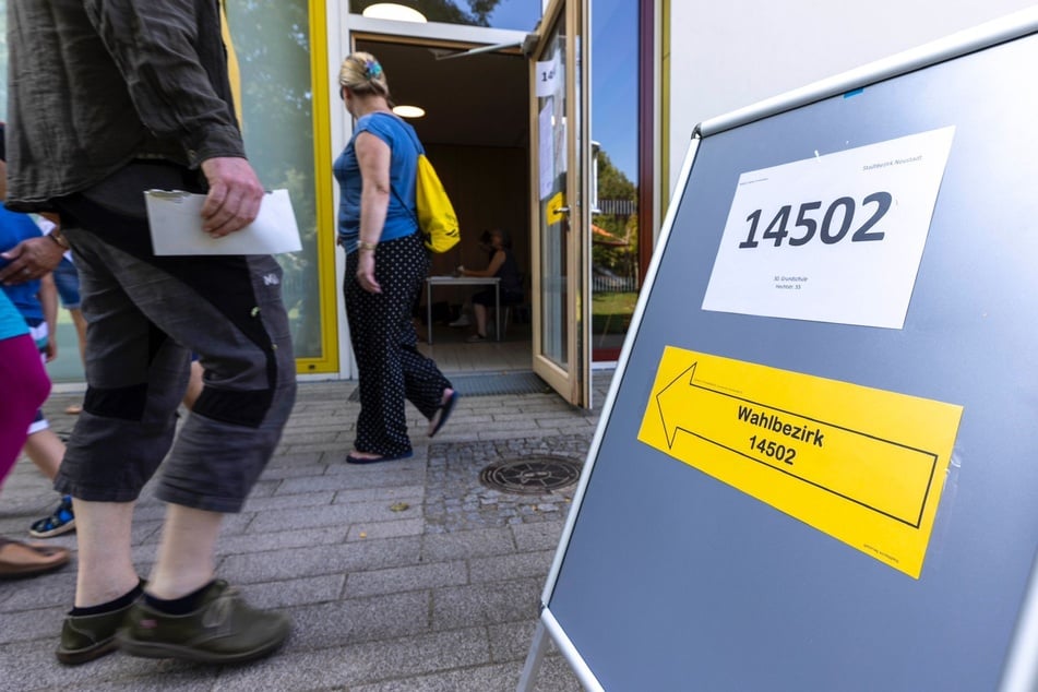 Wie hier im Wahllokal auf der Dresdner Hechtstraße machen die Bürger von ihrem Wahlrecht regen Gebrauch.