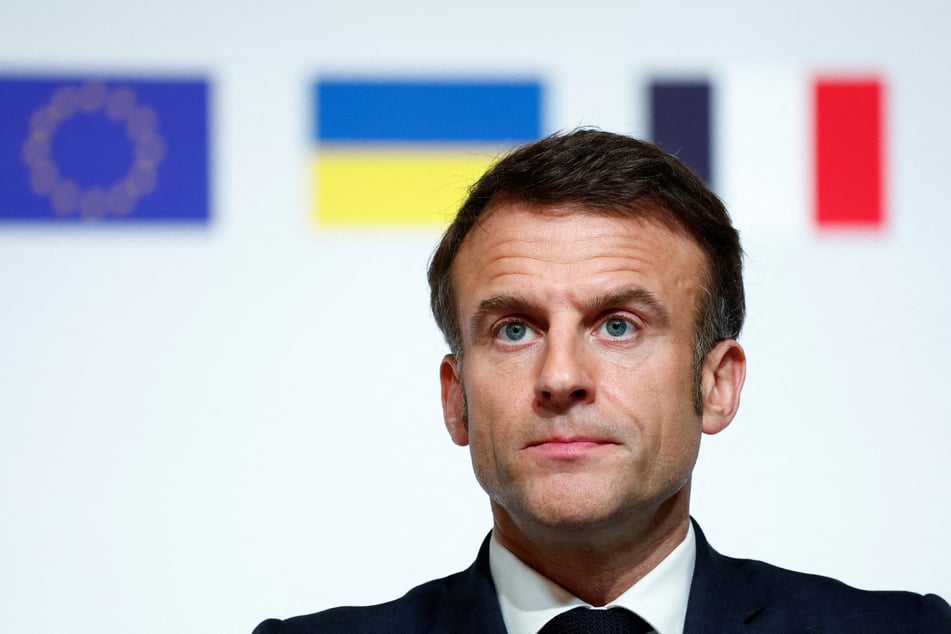 Frankreich unterstütze zudem Überlegungen, mit gemeinsamen Schulden europäische Rüstungsausgaben angesichts des Ukraine-Kriegs zu finanzieren.