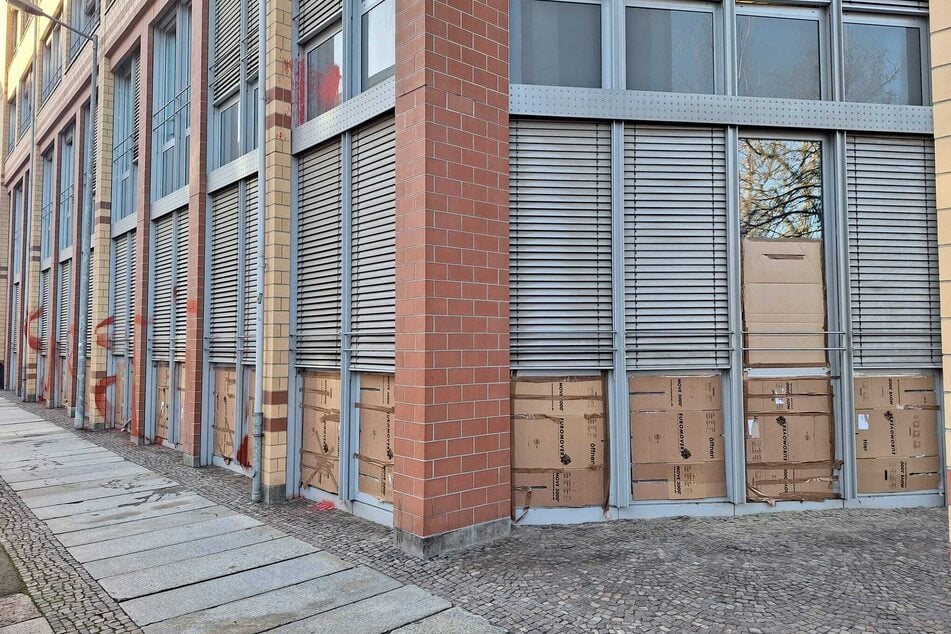 Die Fensterfront wurde notdürftig mit Kartons verkleidet.