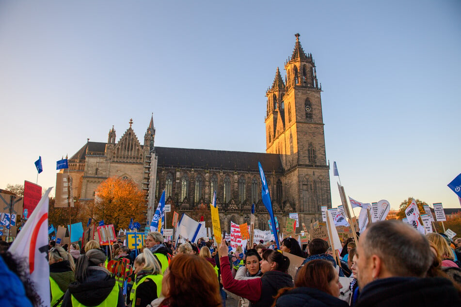 Hunderte Menschen versammelten sich auf dem Domplatz in Magdeburg, um zu demonstrieren.