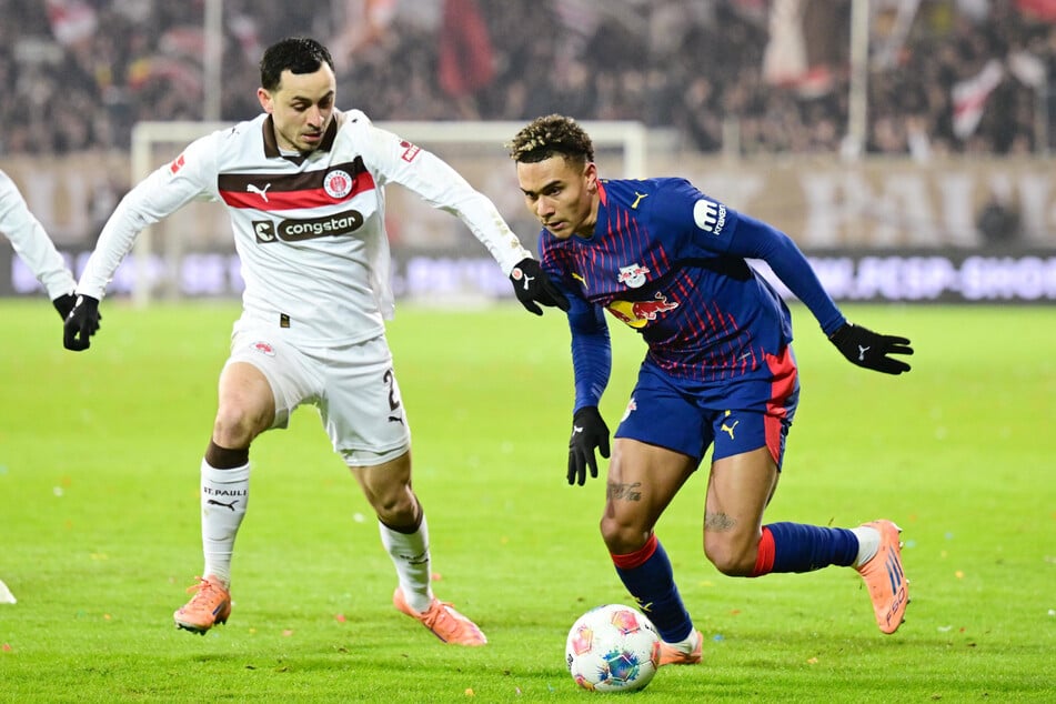 Antonio Nusa (r.) war in der ersten Hälfte Leipzigs Aktivposten und hatte mehrere Chancen.