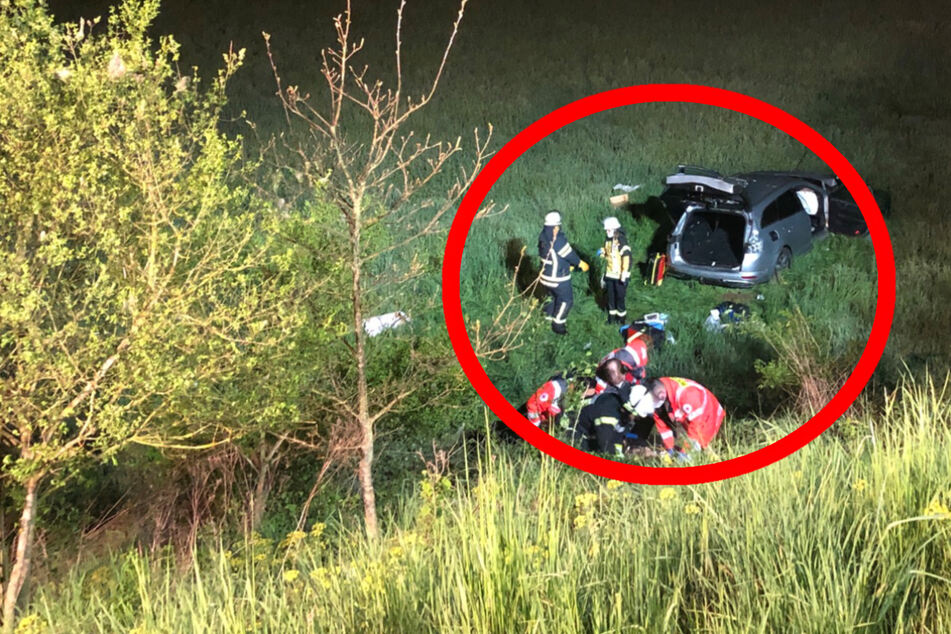 Auto fliegt über Leitplanke und stürzt Böschung hinunter: 19-Jähriger schwer verletzt