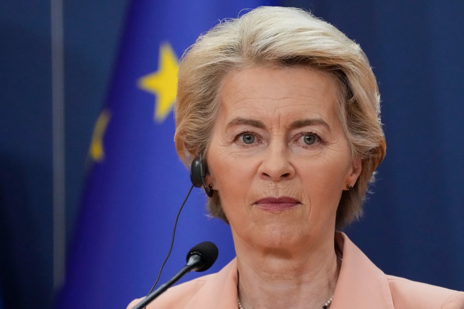 Ursula von der Leyen (66) war gerade auf dem Rückweg nach Brüssel, als sie im Flugzeug erste Hilfe leisten musste.