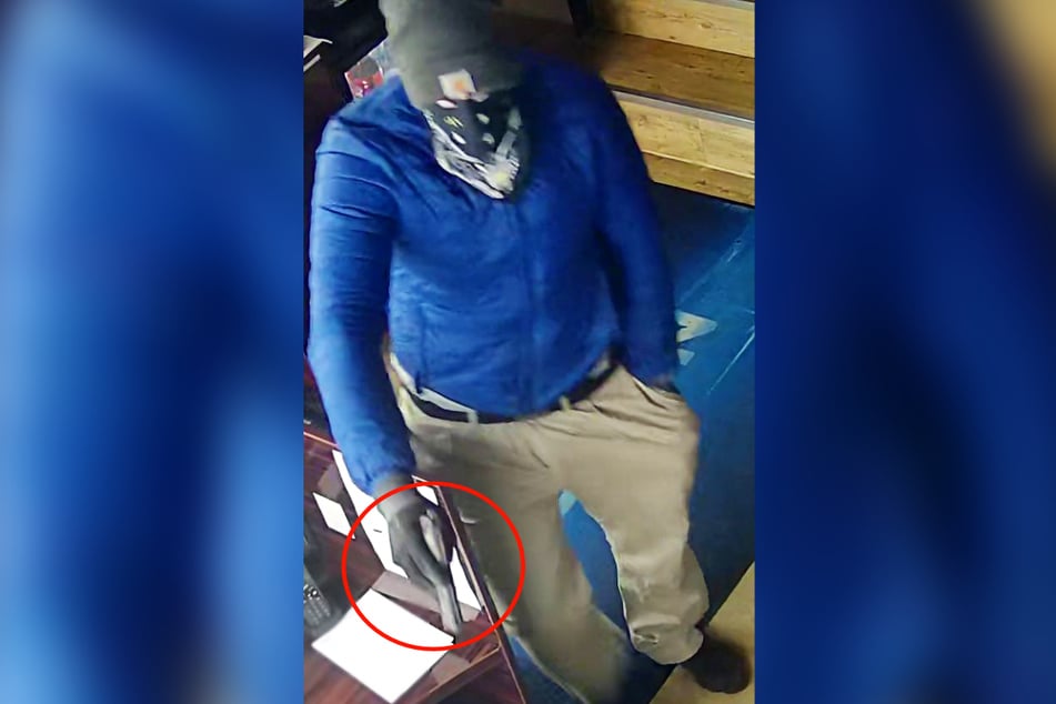 Der Räuber wurde während des Überfalls gefilmt: Offenbar war der Mann mit einer Pistole bewaffnet.