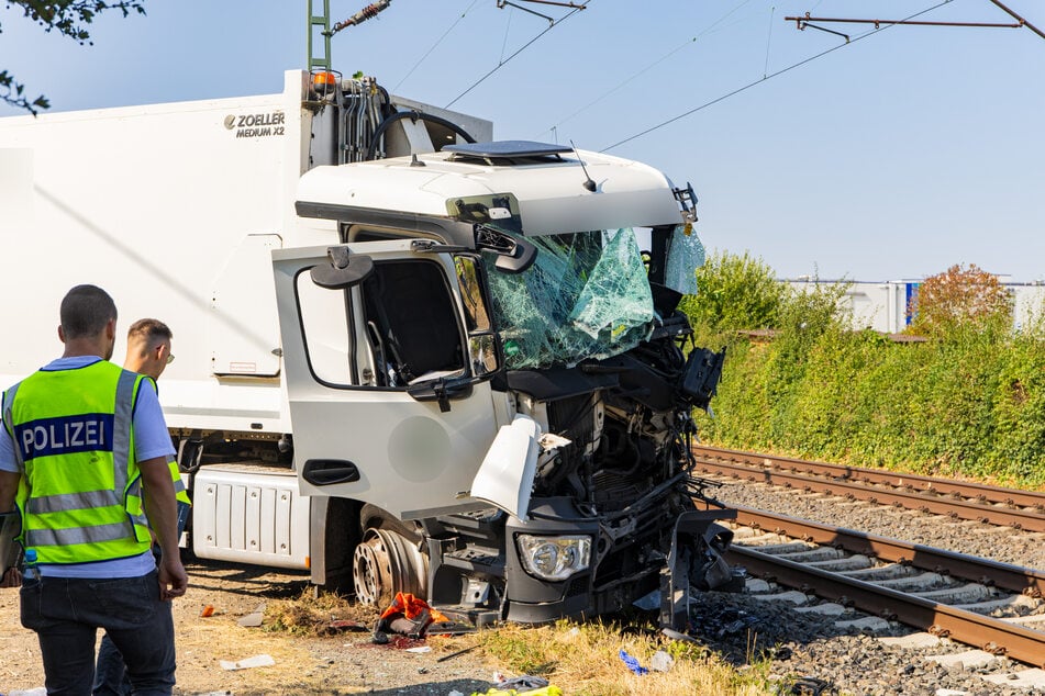 Im südhessischen Flörsheim am Main kam es am Montagmorgen zu einem schweren Unfall zwischen einem Lastwagen und einer S-Bahn.