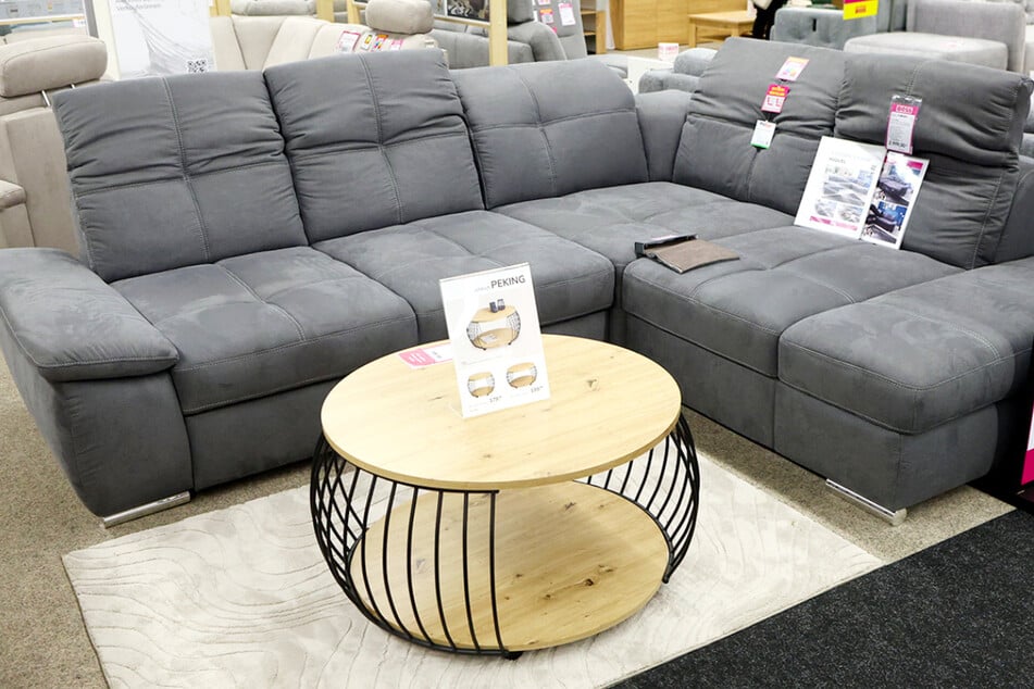 Wer auf der Suche nach einem neuen Sofa ist, sollte hier unbedingt zugreifen