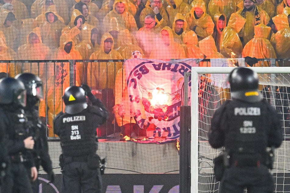 Die brennende Hertha-Fahne im K-Block. Die Ausschreitungen sorgten deutschlandweit für Schlagzeilen.