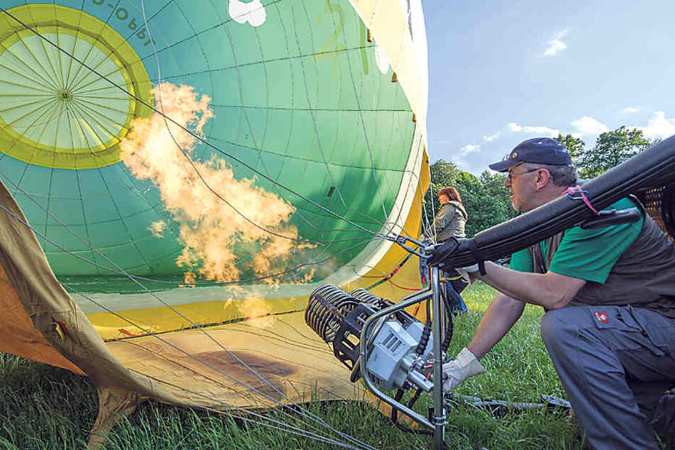 Ordentlich Zunder geben: Pilot Udo Scheunig macht gerade seinen Ballon startklar.