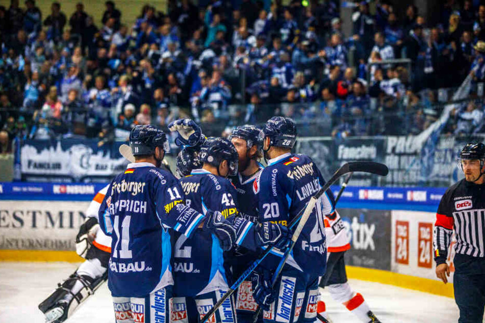 Bereits nach zwei Minuten feierten die Eislöwen den Treffer Thomas Pielmeier (2.r. in der Jubeltraube).