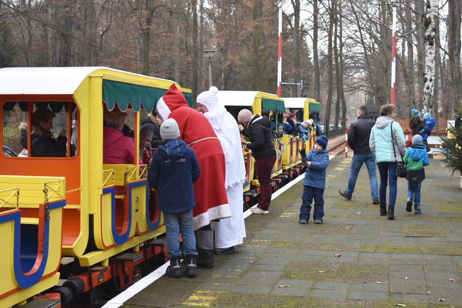 Der Nikolaus stattet der Görlitzer Oldtimer Parkeisenbahn einen Besuch ab.