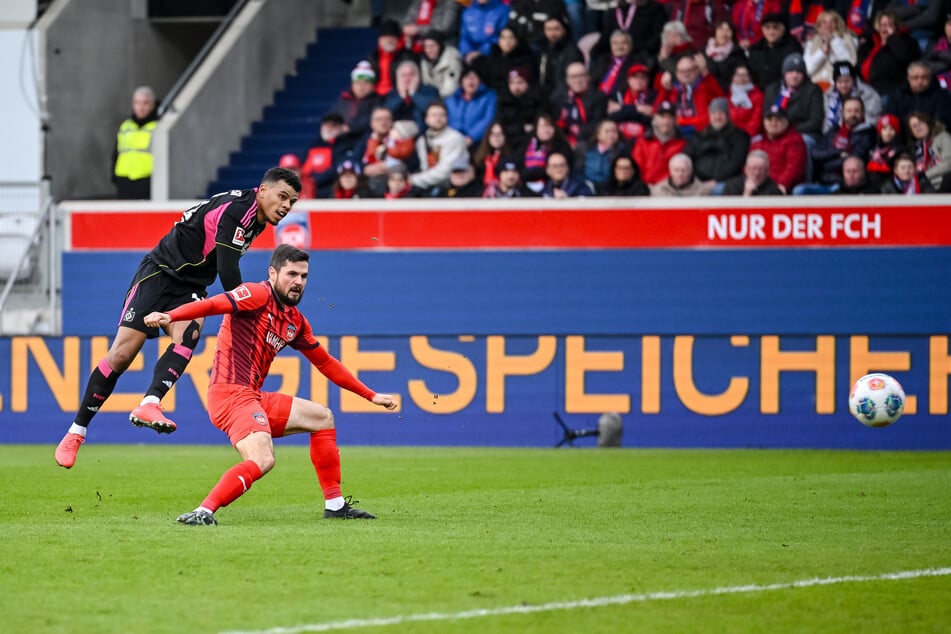Ransford Königsdörffer (l.) brachte die Rothosen quasi mit dem Halbzeitpfiff gegen Heidenheim in Führung.