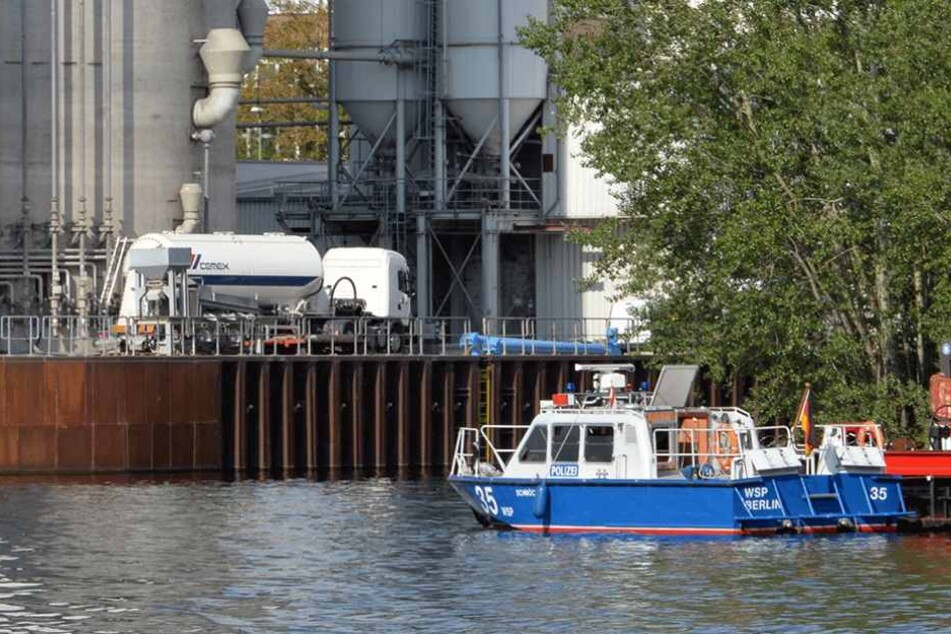 Auch ein Boot der Wasserschutzpolizei war bei den Löscharbeiten dabei (Symbolbild).