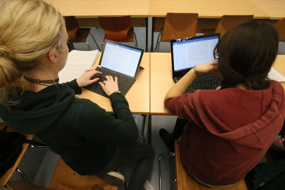 Auch wie hier an der Uni Jena gehen, wenn auch nur geringfügig, die Zahlen der Erstsemester zurück.
