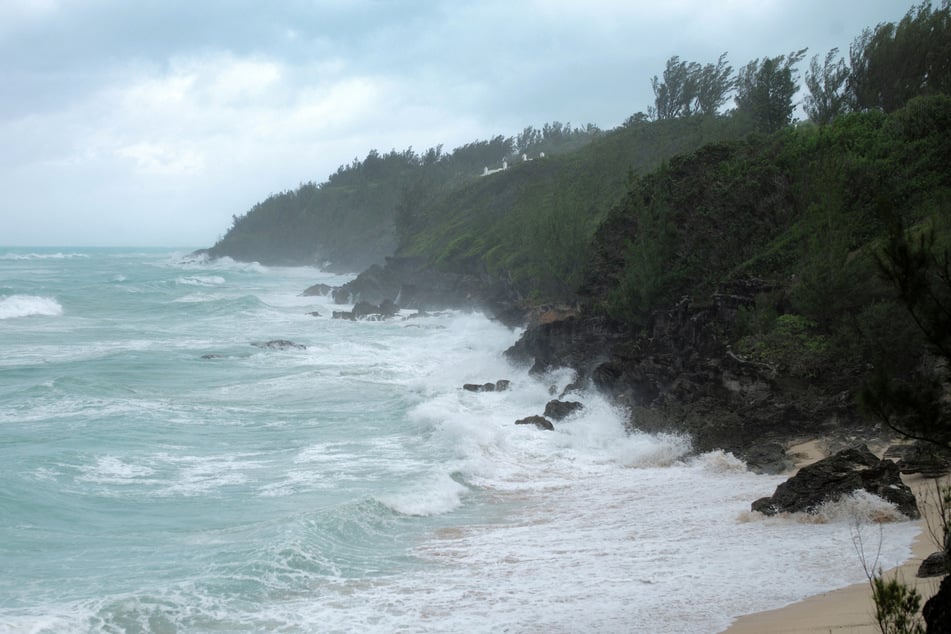 Hurricane Ernesto lashed Bermuda with heavy rains and strong winds early Saturday, leaving much of the territory without power as it made landfall.