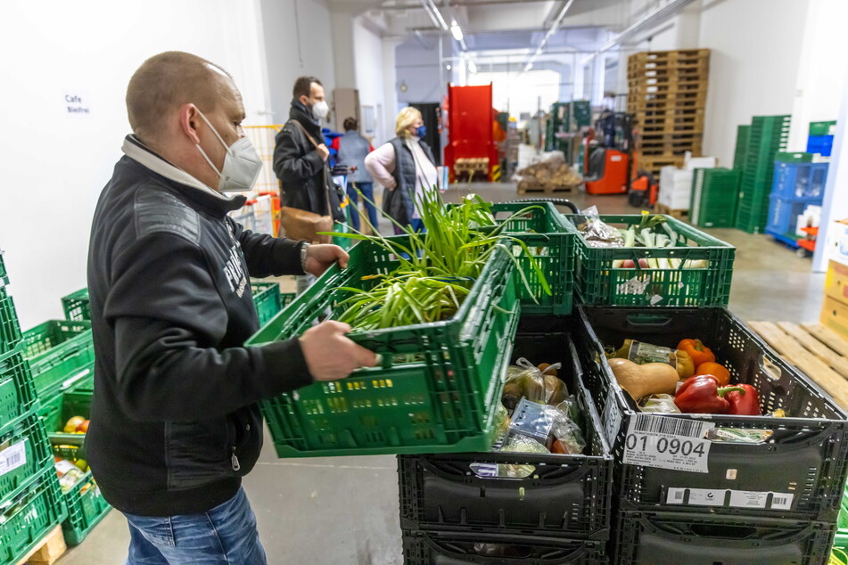 Tafel-Mitarbeiter Rene Reuther (49) verlädt Obst und Gemüse.