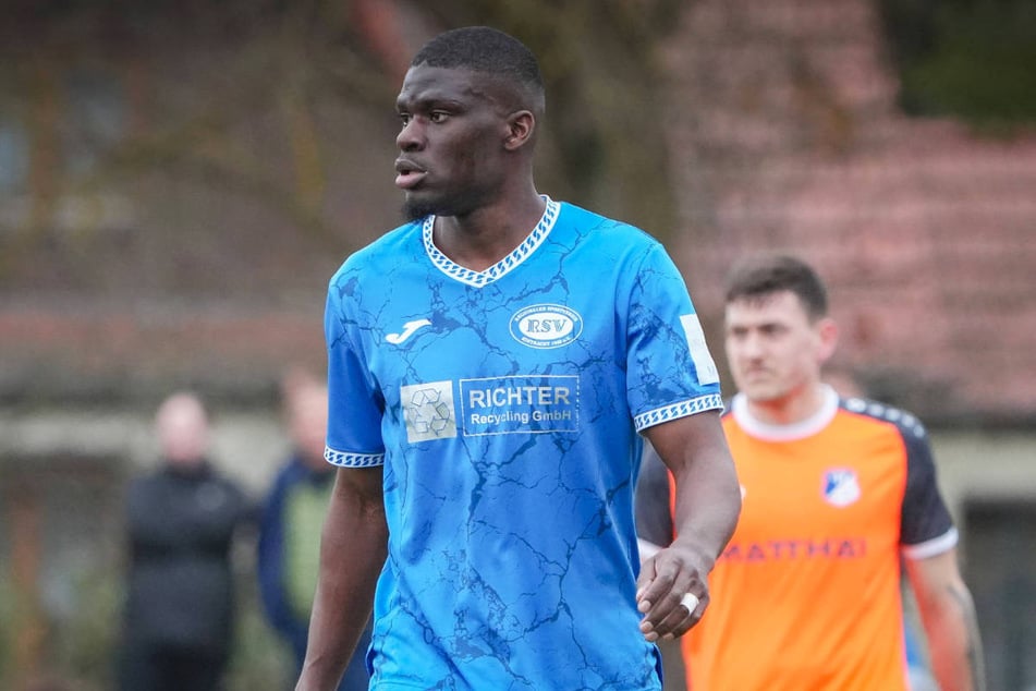 Eintracht-Spieler Saheed Mustapha (31) ist nach Spielschluss offenbar aufgrund einer rassistischen Beleidigung ausgerastet.