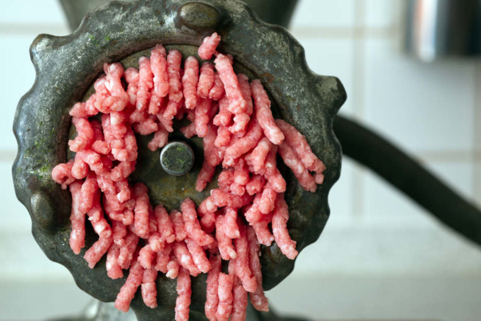 Rohes Schweinefleisch kann zu Hepatits-E-Infektion führen.