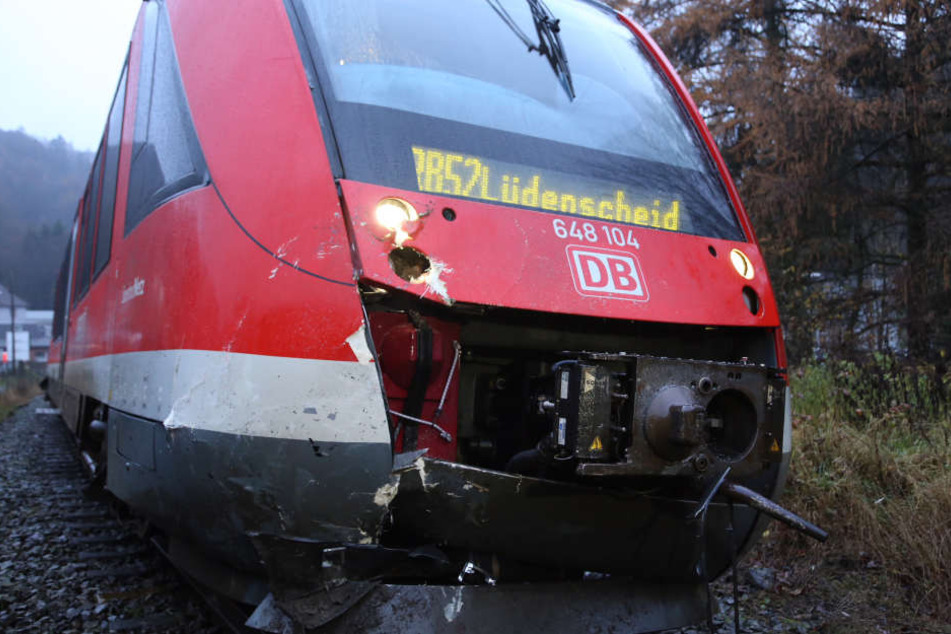 Der Regionalzug in Richtung Lüdenscheid konnte nicht mehr rechtzeitig anhalten und raste in das Auto.